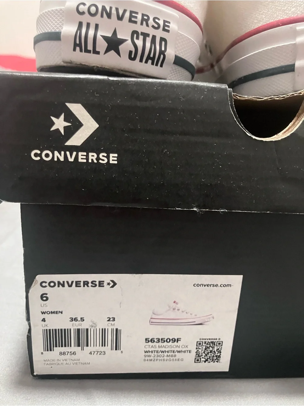 Women Converse All Star Sneakers - size 6, White Canvas Low-Top